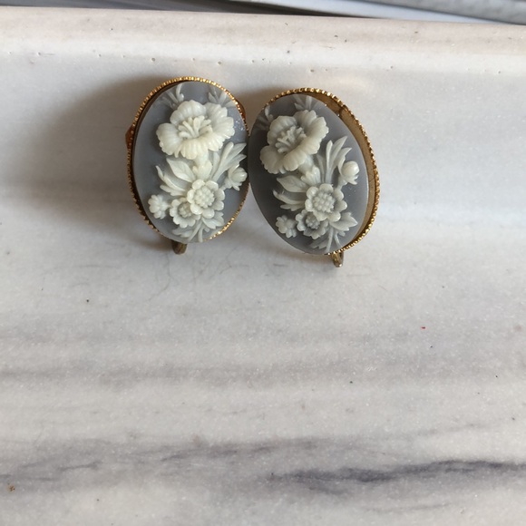 Vintage cameo earrings signed - Picture 1 of 9